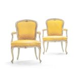Paire de fauteuils d'époque Louis XV (''). en bois sculpté rechampi crème et décor doré de palmettes