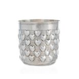 Timbale en argent. prob. poinçon Hanau. XVIIe. A décor en repoussé de coeurs. gravé sous la base "Je