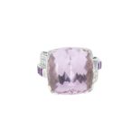 Bague or gris 750 sertie d'une kunzite taille coussin épaulée de diamants taille brillant et d'améth