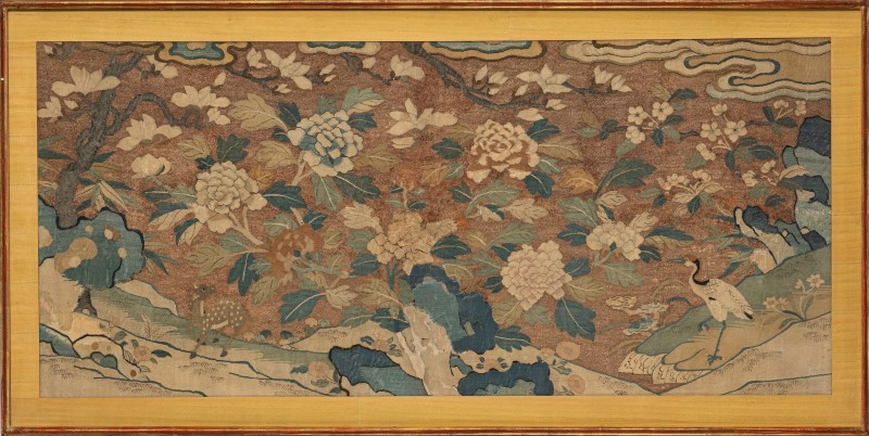 Grue. daim et fleurs. tapisserie kesi. Chine. probablement XVIIIe s.. 118.5 x 52.5 cm (tapisserie. à