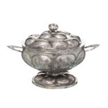 Bol de temple lotiforme couvert en argent. Thaïlande ou Birmanie. h. 25 cm. 1875g A lotus-shaped si