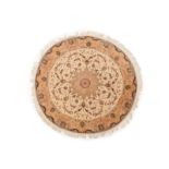 Tapis circulaire Tabriz laine avec soie. Iran. 2ème moitié du XXème s.. à médaillon central gris cei