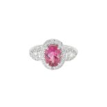 Bague or gris 750 sertie d'une tourmaline rose taille ovale entourée et épaulée de diamants taille p