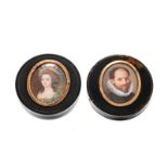 2 boîtes rondes en écaille. chacune surmontée d'un portrait en miniature. XVIIIe s.: homme à la coll