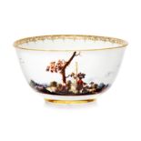 Coupe sur talon en porcelaine de Meissen. circa 1740. A décor de paysage animé. diam. 17.5 cm. h. 9