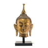 Tête de Bouddha. sculpture en laque sèche dorée. Birmanie. XIXe s.. h. 51 cm (sans socle) A gilt lac