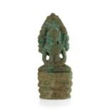 Bouddha Muchalinda assis. sculpture en bronze. Khmer. probablement XIIIe s. h. 15 cm A bronze figure
