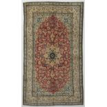 Tapis Naïn en laine et soie. Iran. 3ème quart du XXe s.. à médaillon central beige sur fond rouge pa