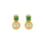Paire de boucles d'oreilles or 750 serties de perles de culture gold surmontées d'émeraudes taille é