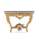 Console d'époque Louis XV. en bois doré et sculpté à décor ajouré d'une coquille. pieds galbés. plat