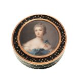 Boîte en écaille surmontée d'une miniature de la Marquise de Pompadour. France XVIIIe s.. parsemé d'