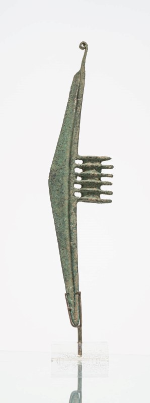 Longue hache profilée en bronze. Luristan. début 1er millénaire av. J.-C.. h. 35 cm Provenance : c - Image 2 of 2