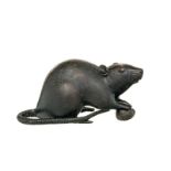Okimono en bronze représentant un rat. Japon. époque Meiji. l. 16 cm A bronze okimono of a rat. Jap