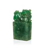 Petit sceau en jadéite. surmonté d'un chien de Fô. Chine. h. 3.5 cm A jadeite seal with a Buddhist