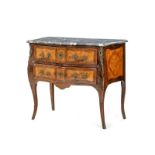 Commode d'époque Louis XV en placage d'amarante et loupe de sycomore. deux tiroirs. dessus de marbre