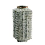 Cong en porcelaine à glaçure guan/ge. Chine. h. 18.5 cm A guan/ge glazed porcelain cong. China. 18.5