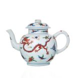 Théière boulet en porcelaine wucai. Chine. XIXe s.. h. 12 cm A wucai porcelain teapot. China. 19th