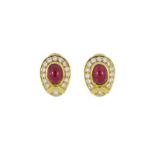 Cartier. paire de clips d'oreilles or 750 sertis de rubis taille cabochon rehaussés de diamants tail