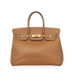 Hermès. sac Birkin 35 en cuir vachette naturel. piqué sellier blanc. tirette et clochette 2 clefs et