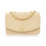 Chanel. sac Timeless en toile beige matelassé. bouclerie dorée. bandoulière chaînette et toile entre