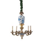 Lustre par Jacques Garcia. XXe s.. composé d'un lustre de style Louis XIV en bronze surmonté par un