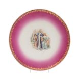 Plat en porcelaine de la manufacture Gardner. Russie XIXe s. au décor de 3 dames. diam. 33.5 cm A la