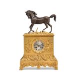 Pendule borne d'époque Restauration en bronze ciselé et doré surmontée d'un cheval piétinant un serp