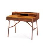 Bureau à gradin N°64. par Arne Wahl Iversen. Danemark. circa 1960. en placage de teck. pieds entreto