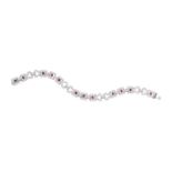 Bracelet géométrique or gris 750 serti de rubis taille rectangle rehaussés de diamants taille brilla