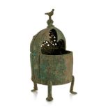 Brûle-parfum tripode de forme demi-dôme en bronze. Iran. Khorassan. XIIe s.. h. 19 cm A bronze tri