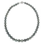 Collier de perles de Tahiti en chute. fermoir en or gris 750 serti de diamants taille brillant