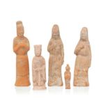 Collection de 5 sculptures mingqi en terre cuite représentant divers personnages debout. Chine. dyna