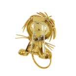 Van Cleef & Arpels. broche lion 2 ors 750 texturés sertie de diamants taille brillant et d'émeraudes