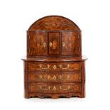 Commode-bureau. probablement Italie du Nord. XVIIIe s.. en placage de noyer. marqueterie de personna