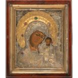 Mère de Dieu de Kazan. icône sur panneau avec oklad en laiton repoussé et rehaussé de pierres en ver