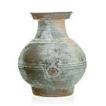 Vase en céramique à glaçure verte. Chine. dynastie Han. h. 36 cm A green glazed ceramic vase. China