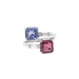 Bague Toi & Moi or gris 750 sertie d'un saphir et d'une rhodolite taille émeraude épaulés de diaman