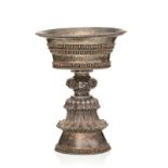 Lampe à beurre en argent. Tibet. XIX-XXe s.. h. 21 cm. 805g A silver butter lamp. Tibet. 19th-20th c