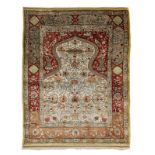 Tapis de prière Hereke en soie et fil de métal doré. Turquie. 3ème quart du XXe s.. à décor de rince