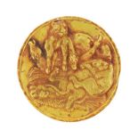 Plaque / médaillon en or 900 de style Parthe à décor d'une scène tournoyante de lions chassant et se