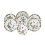 Collection de 8 assiettes en porcelaine famille verte. Chine. époque Kangxi.diam. 22 cm (7) et 24 cm