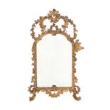 Miroir de forme cintré d'époque Louis XV en bois sculpté et doré. glace au mercure. 131x75 cm