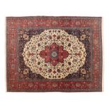 Tapis Ispahan. Iran. 1er tiers du XXe s.. à médaillon central bleu et rouge sur fond beige parsemé d