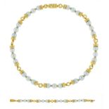 Ensemble composé d'un collier et d'un bracelet composés de perles de culture grises alternées d'élém
