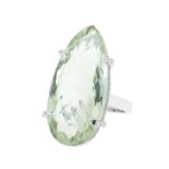 Bague or gris 750 sertie d'un quartz vert taille fantaisie. monture ornée de diamants taille brillan