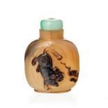 Flacon à priser en agate. Chine. décor de tigre et chauves-souris. h. 6.5 cm An agate snuff bottle.