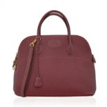 Hermès. sac Bolide en cuir Fjord Rouge H. bouclerie doré. bandoulière. tirette. clochette 2 clefs et