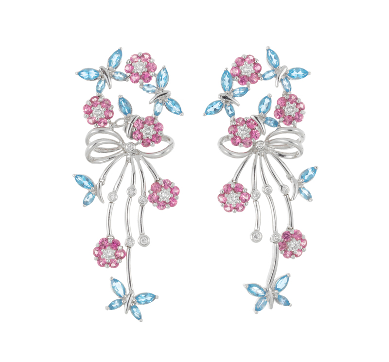 Paire de pendants d'oreilles or gris 750 à motifs de papillons et de fleurs sertis de topazes. saphi