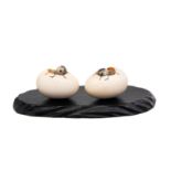 2 netsuke en ivoire représentant un poussin sortant de l''uf. Japon. signés Shoushi. l. 4 cm 2 ivor