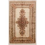 Tapis Ghom soie. Iran. 2ème moitié du XXème s.. à décor d'un médaillon central fleuri sur fond beige